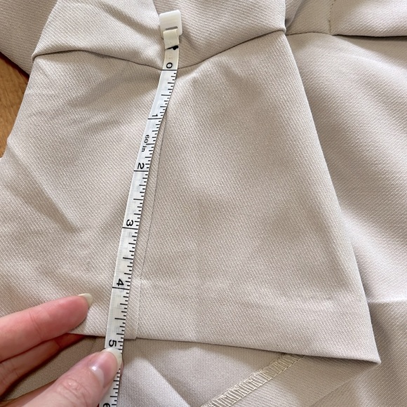 Abercrombie Ultra High Rise Tailored Shorts - Light Taupe, Large - Picture 9 of 10